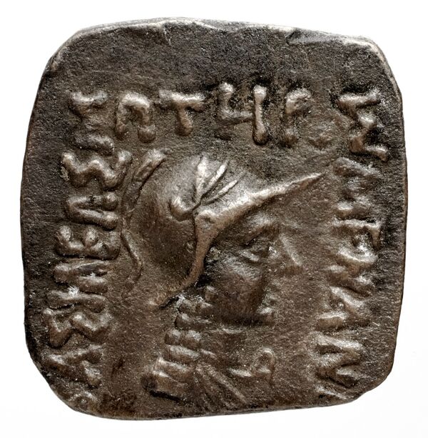 Bactrian and Indo-Greek Coinage Menander I 31.8, аверс, bnf-bigr