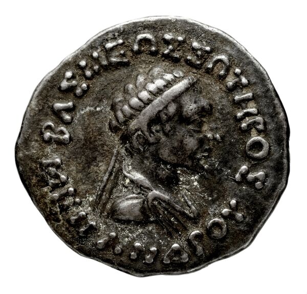 Bactrian and Indo-Greek Coinage Menander I 13.19, аверс, bnf-bigr