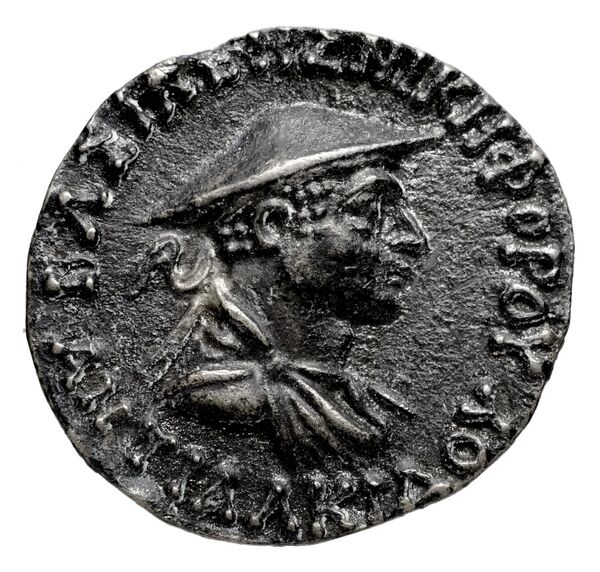 Bactrian and Indo-Greek Coinage Antialcidas 18.4, аверс, bnf-bigr
