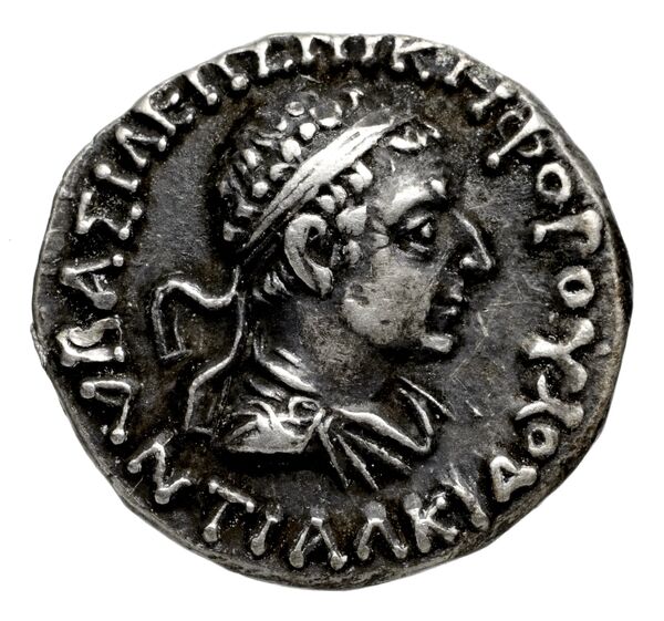 Bactrian and Indo-Greek Coinage Antialcidas 12.2, аверс, bnf-bigr