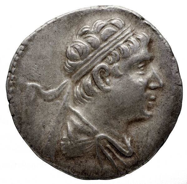 Bactrian and Indo-Greek Coinage Demetrius II 1.7, аверс, bnf-bigr