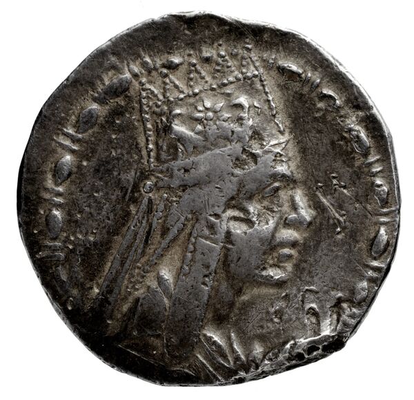 Tigranes II of Armenia Artaxata Kovacs 2016 101-108, аверс, bnf-iris