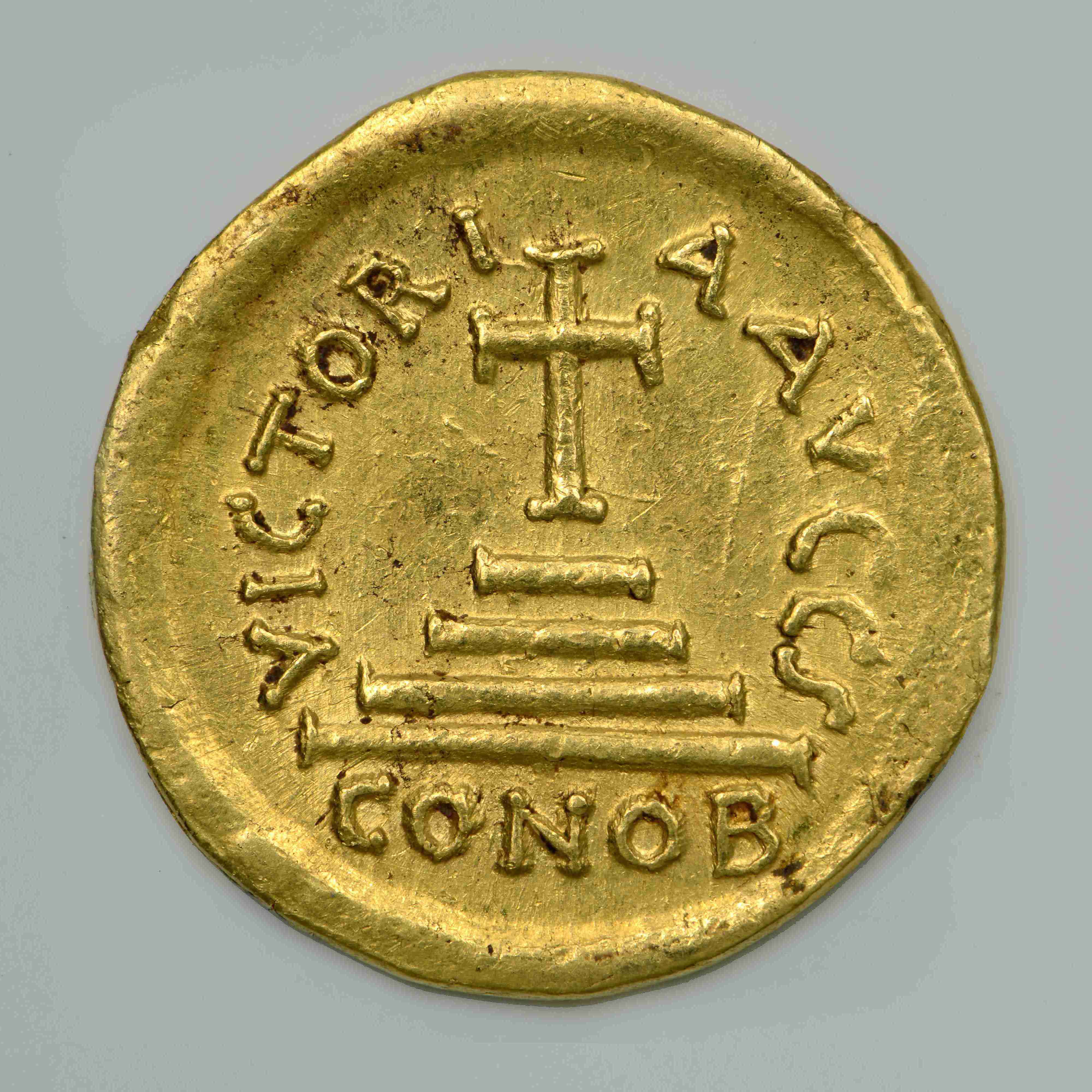 reverse Tiberios II Constantine — Solidus (Carthage, 579–580)