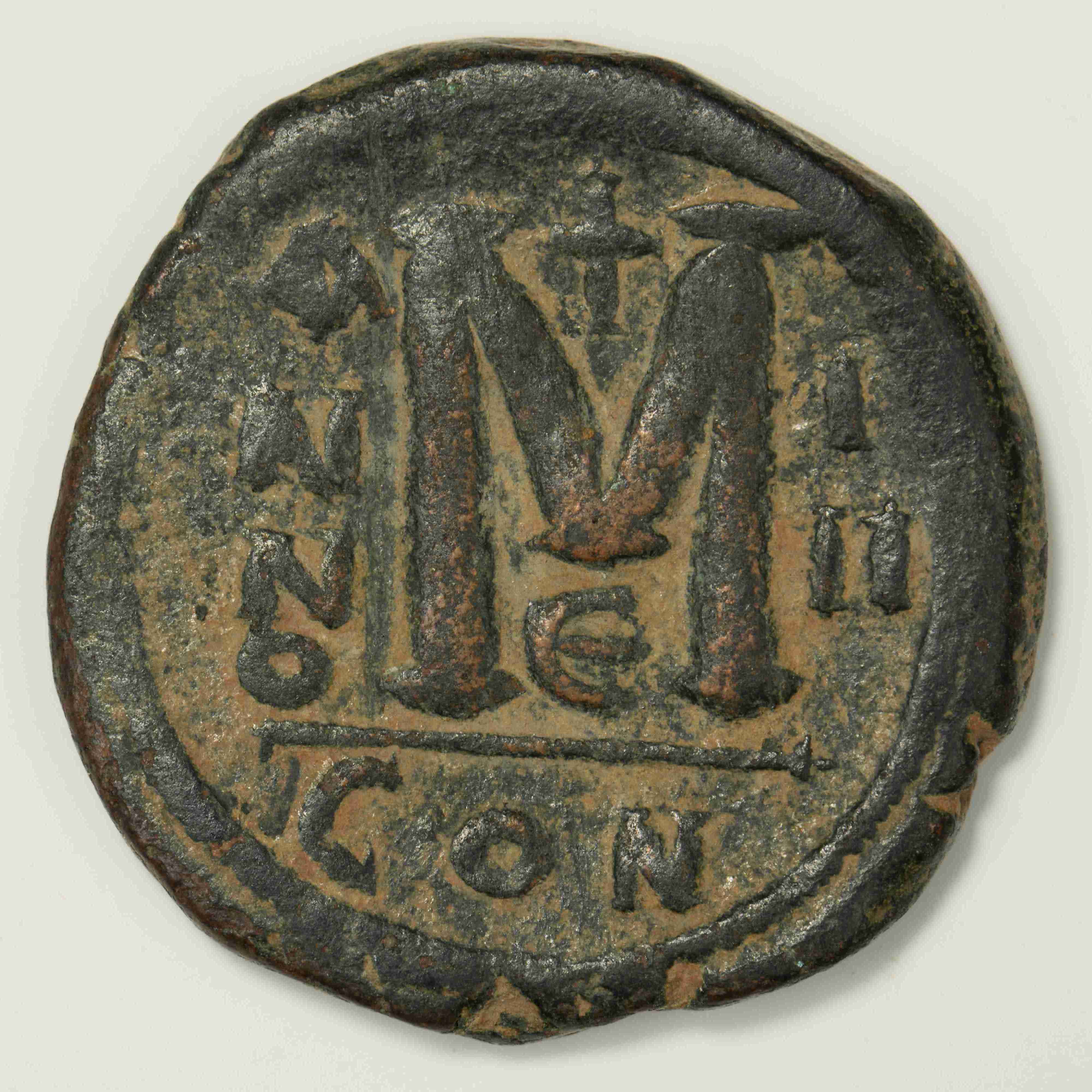 реверс Justin II — Follis (Constantinople, 567–568)
