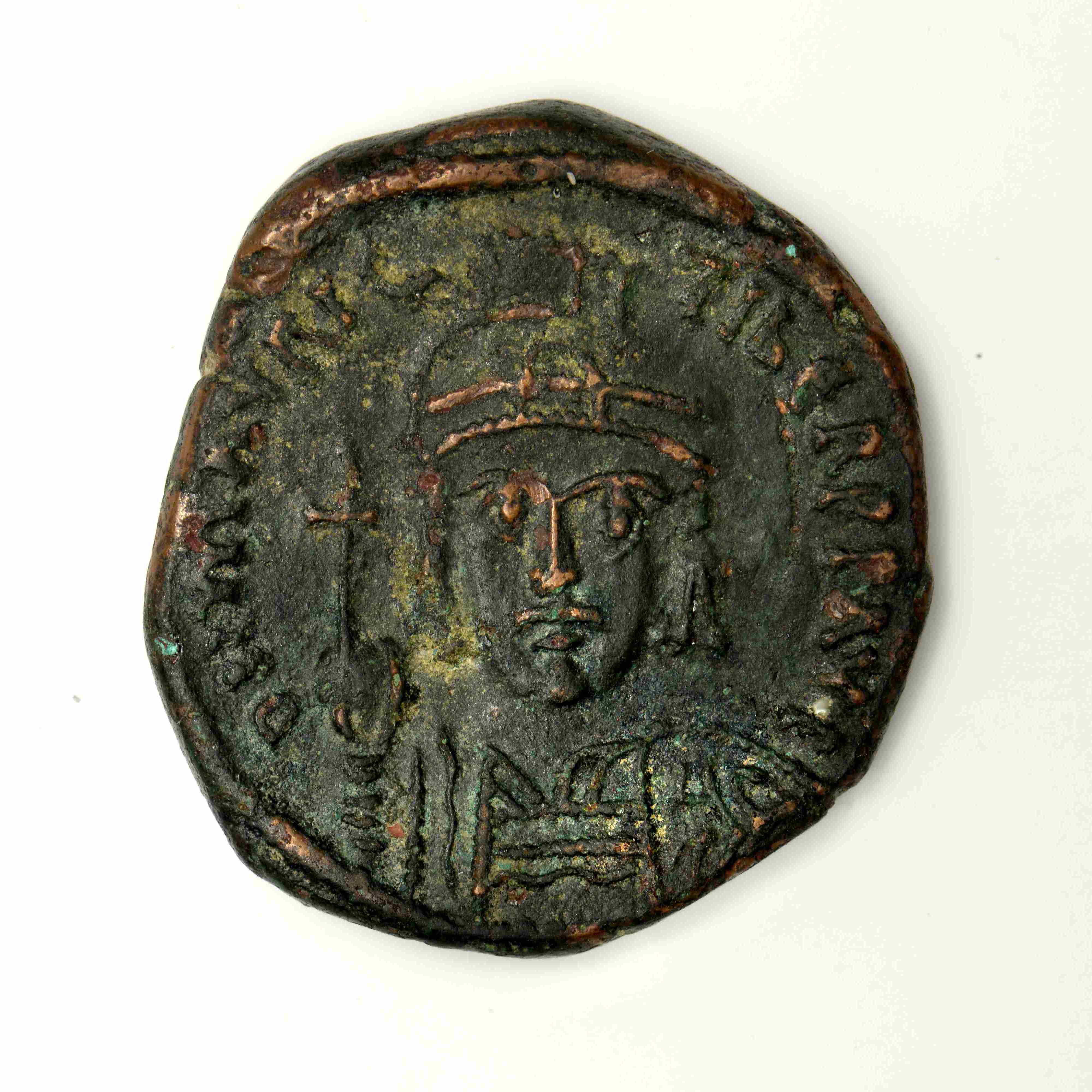 аверс Maurice Tiberius — Follis (Constantinople, 586–587)