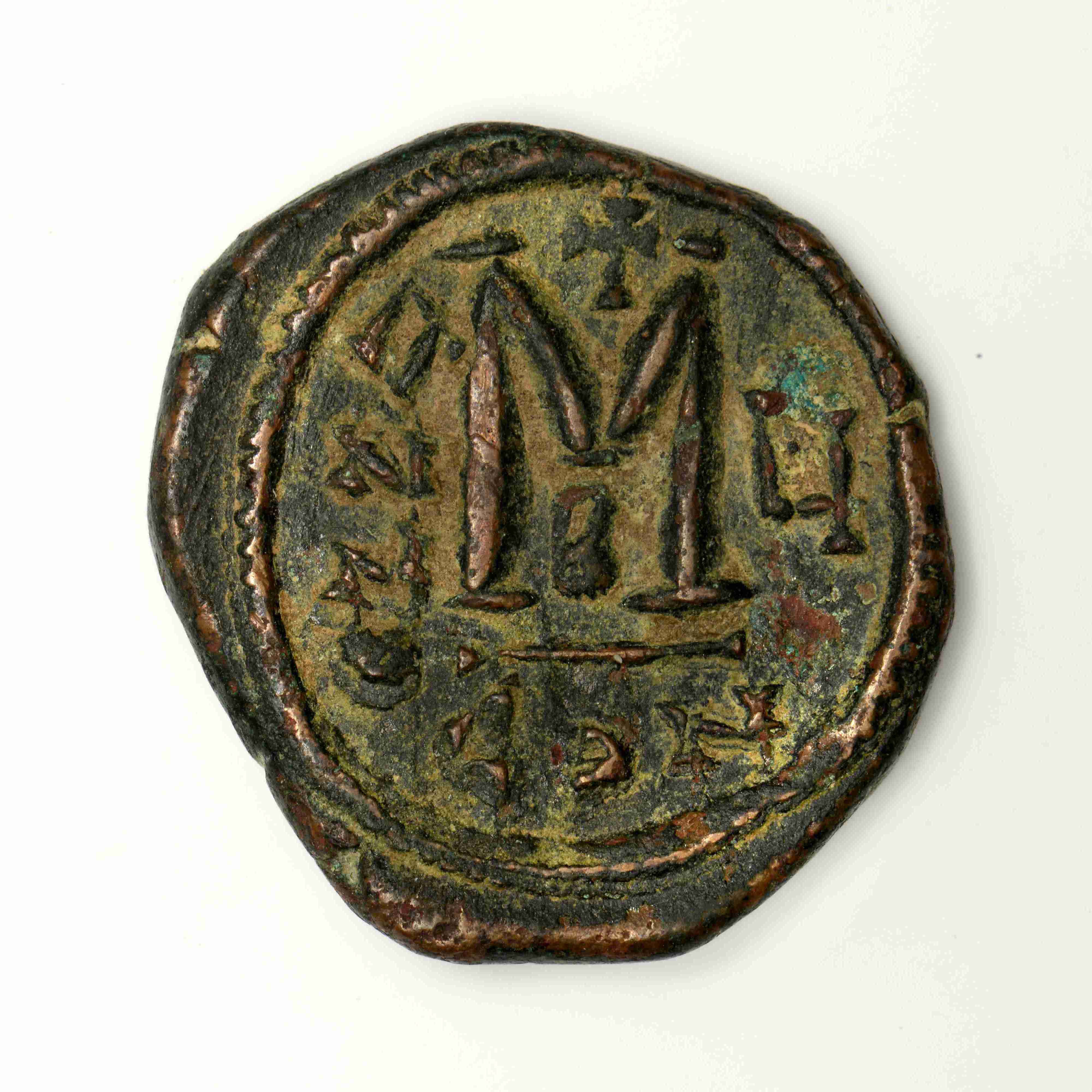 реверс Maurice Tiberius — Follis (Constantinople, 586–587)