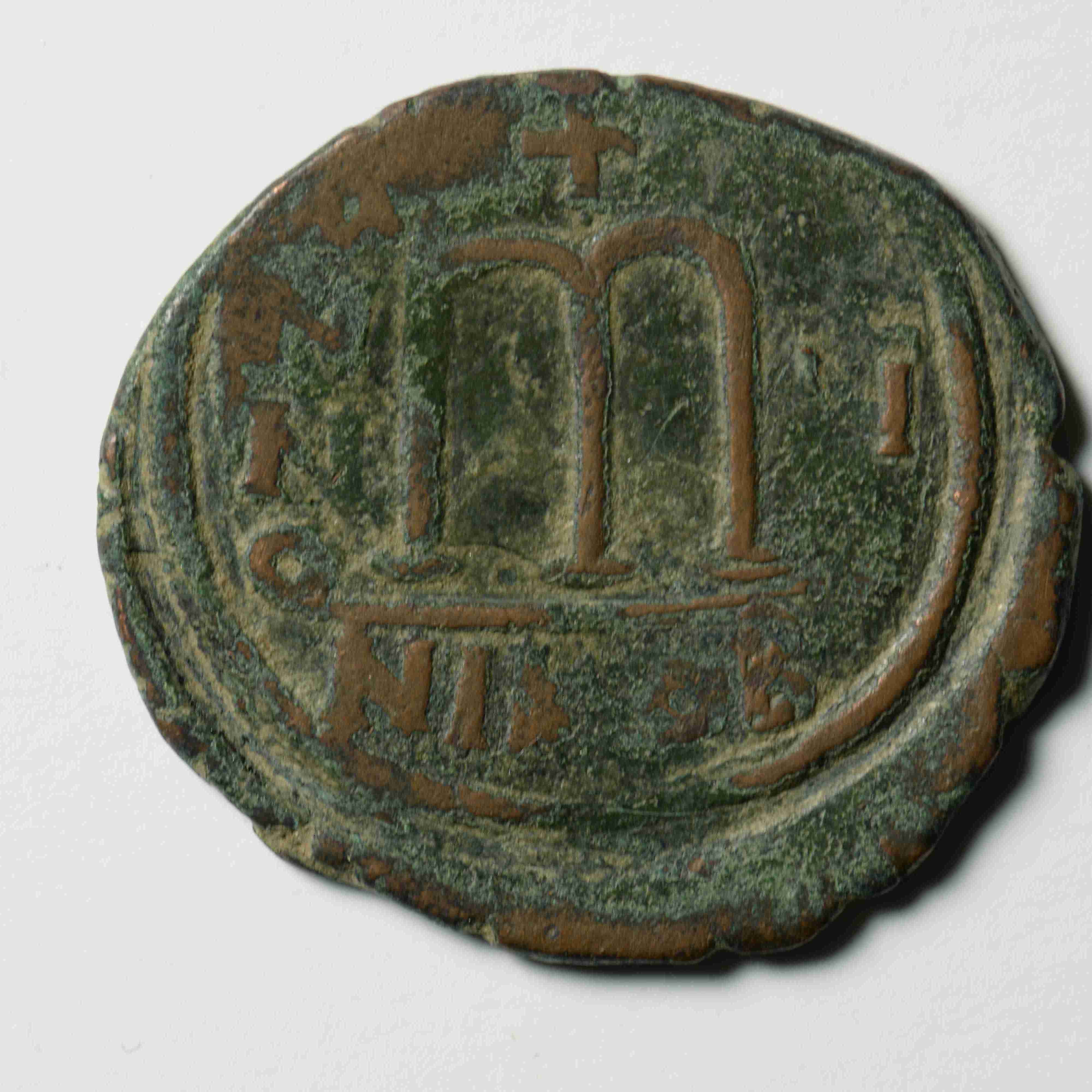 реверс Tiberios II Constantine — Follis (Nikomedeia, 579)