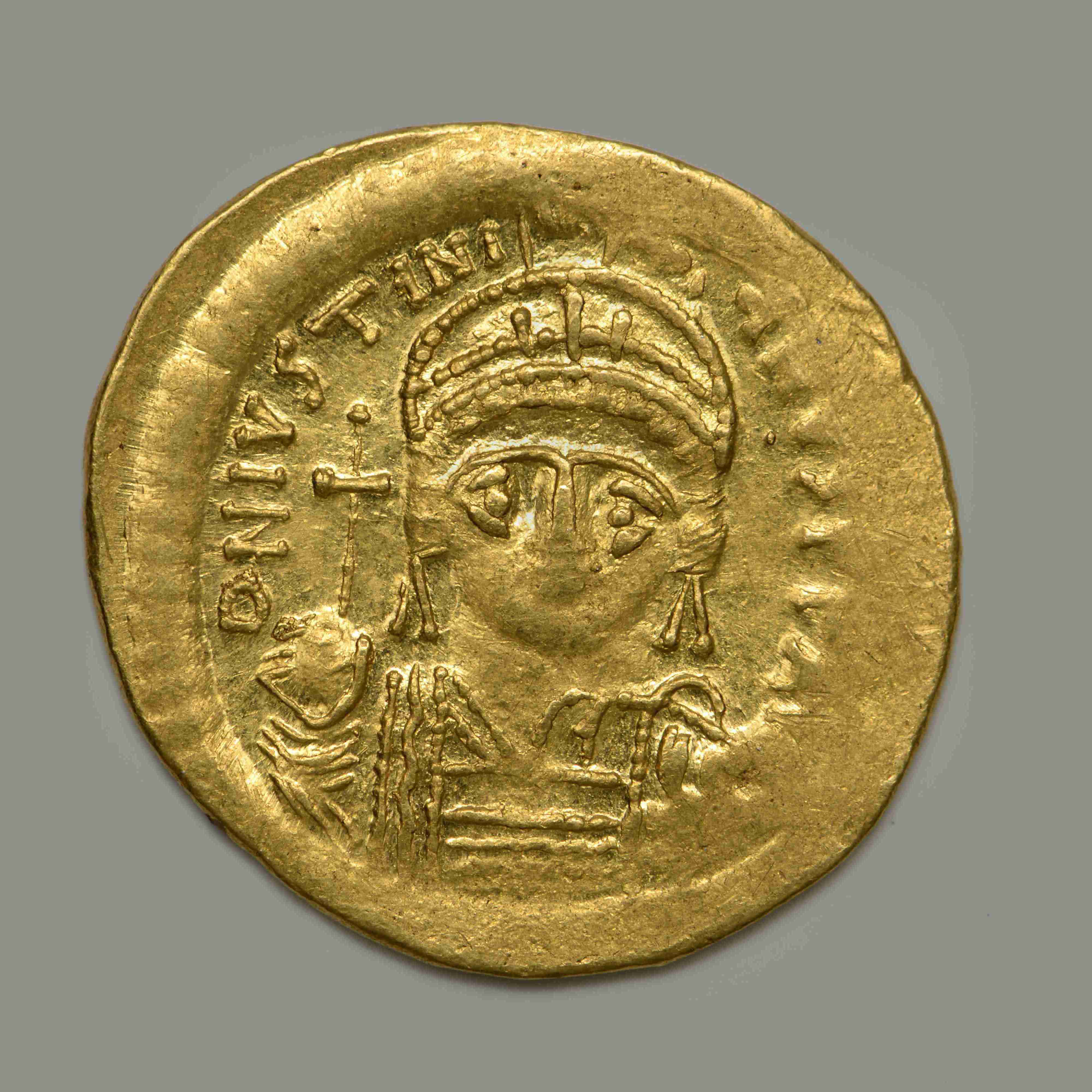 аверс Justinian I — Lightweight Solidus (Constantinople, 537)