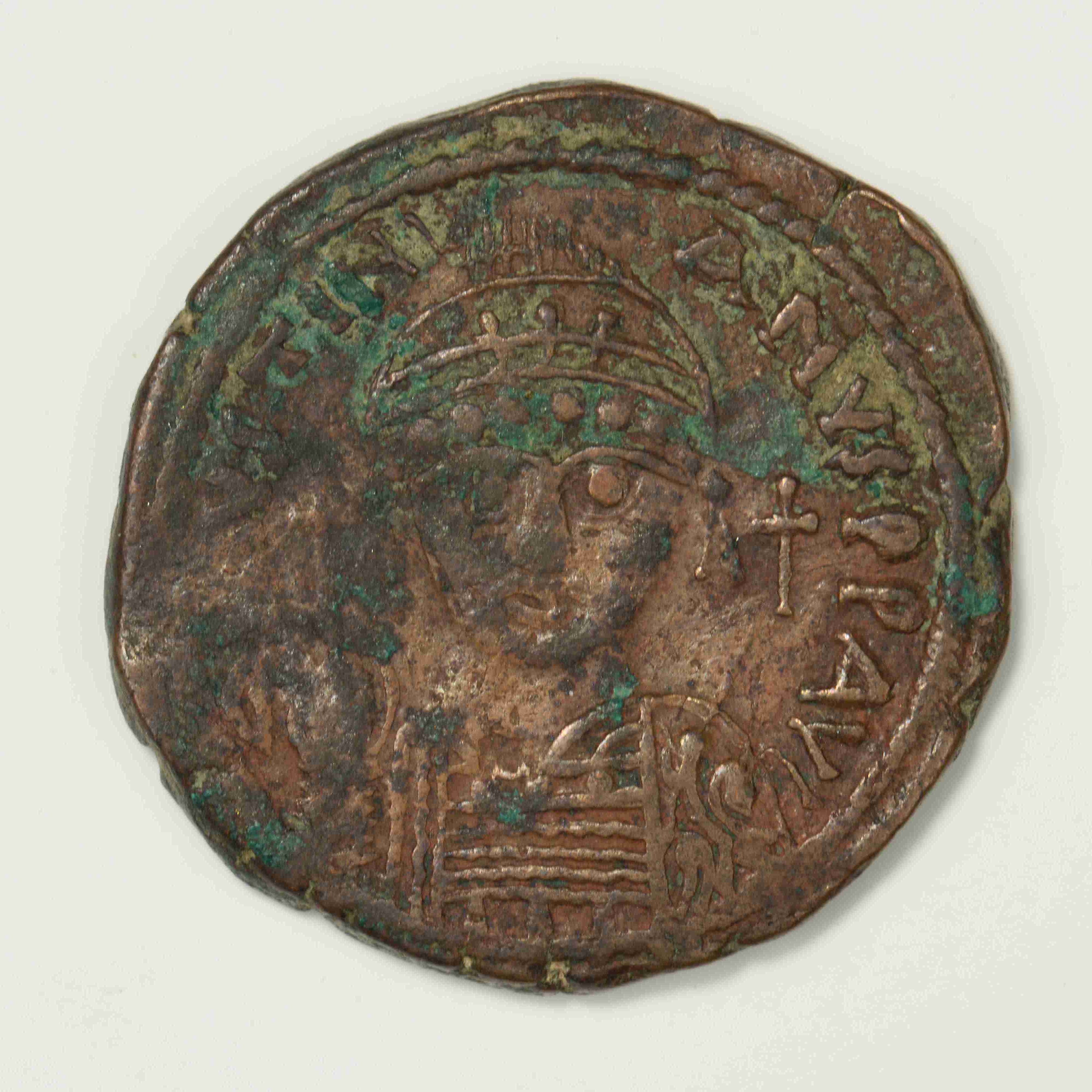 аверс Justinian I — Follis (Nikomedeia, 555–556)