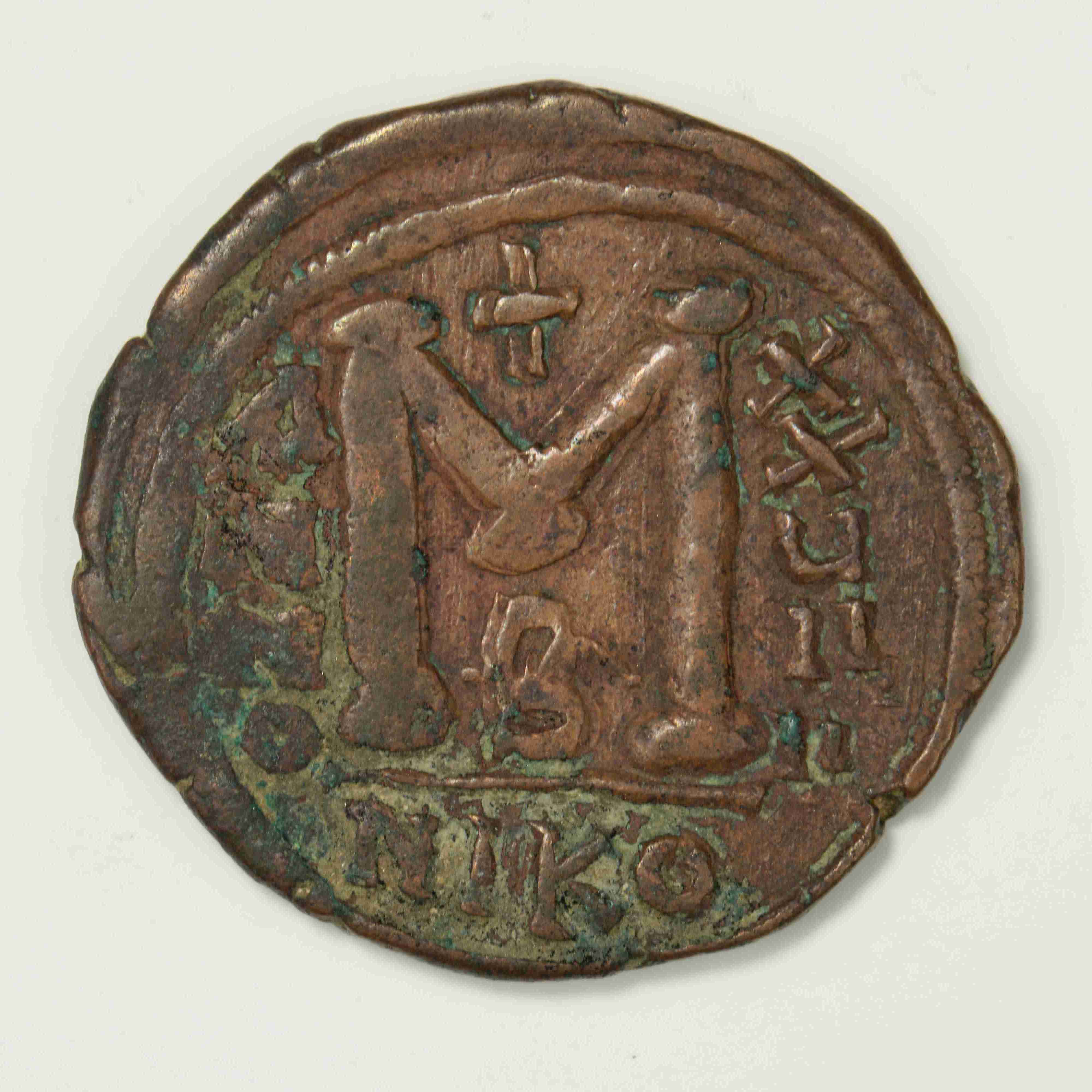 реверс Justinian I — Follis (Nikomedeia, 555–556)