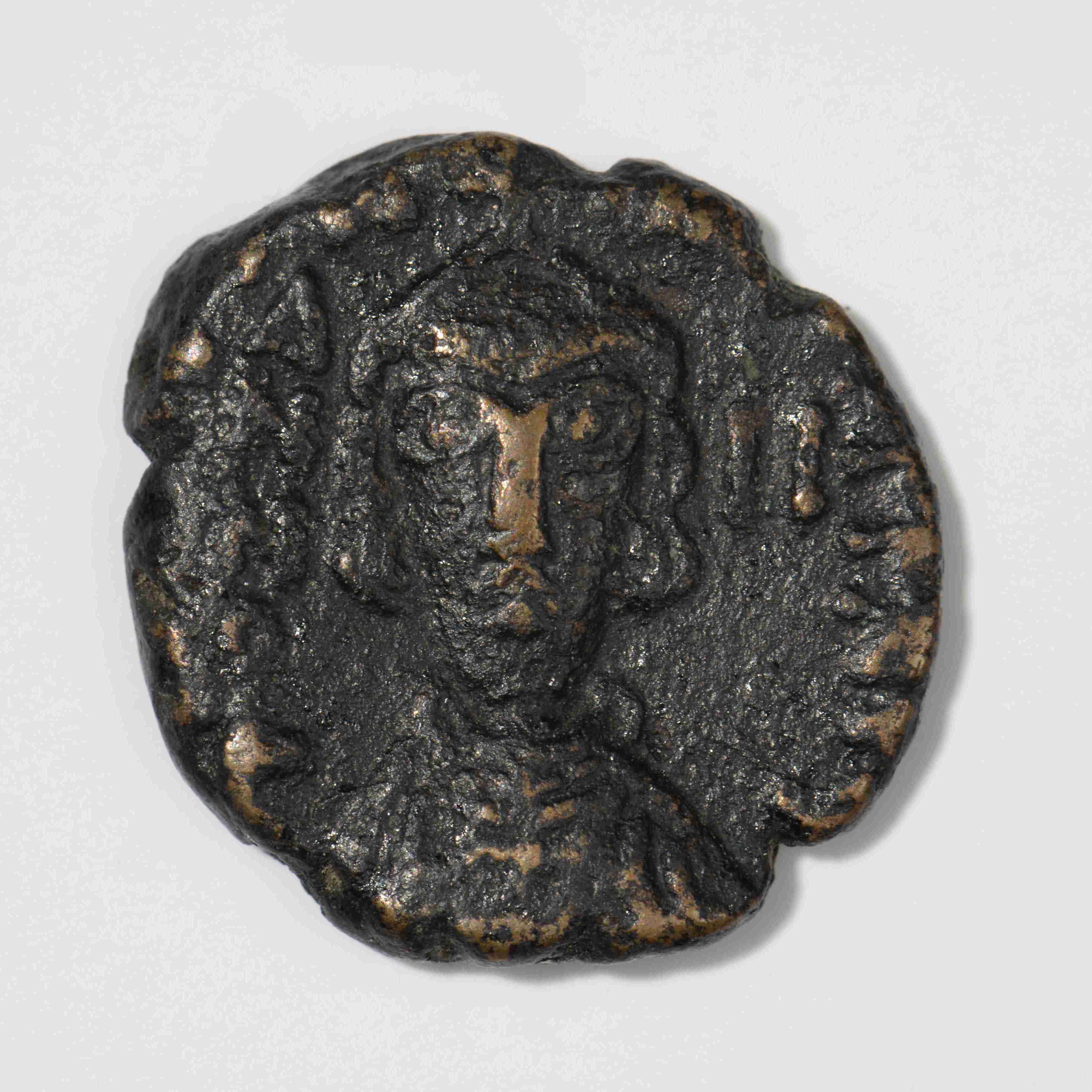 obverse Justinian II — Follis (Carthage, 686–687)