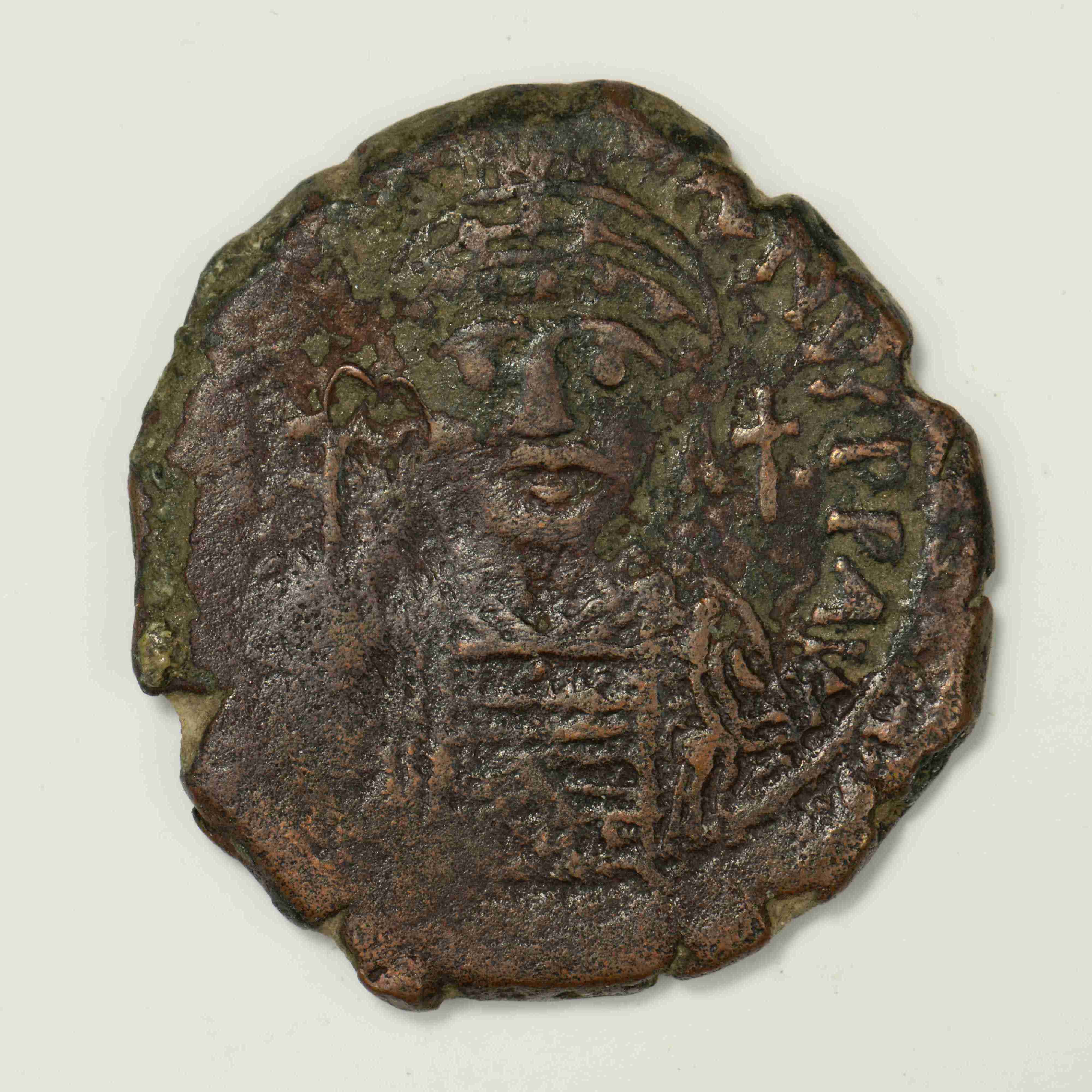 аверс Justinian I — Half Follis (Nikomedeia, 557–558)