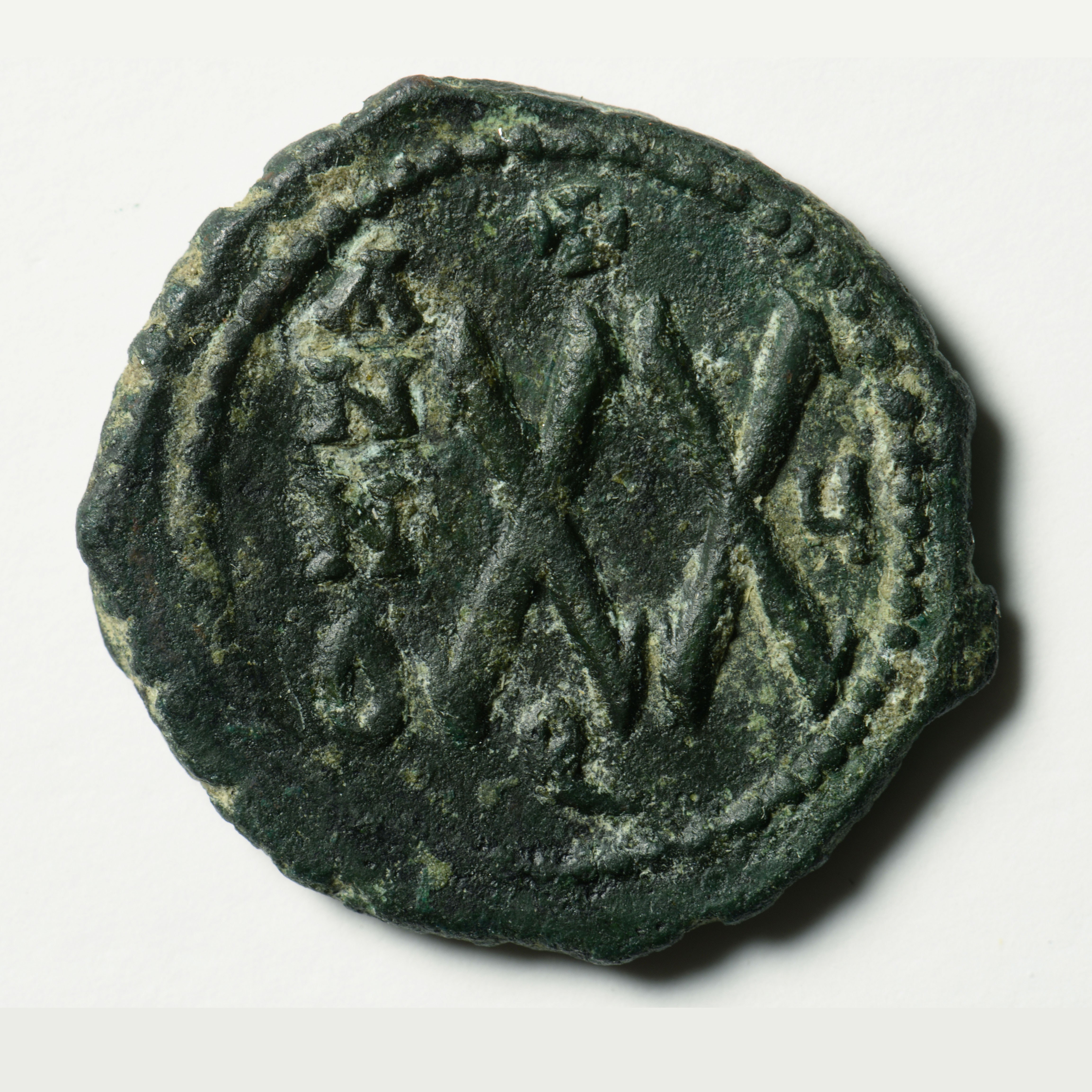 reverse Tiberios II Constantine — Half Follis (Antioch, 579)