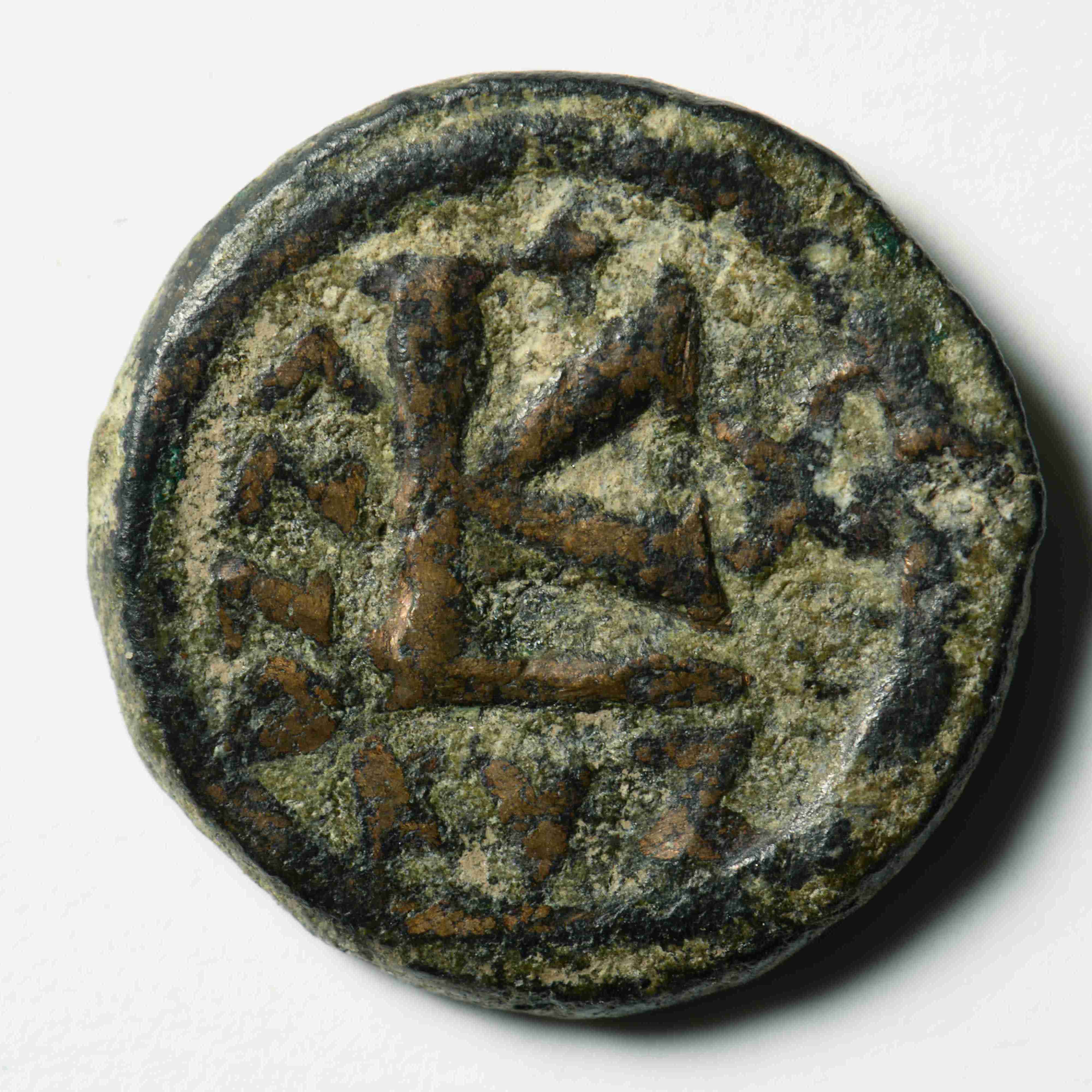 reverse Justin II — Half Follis (Kyzikos, 574–575)