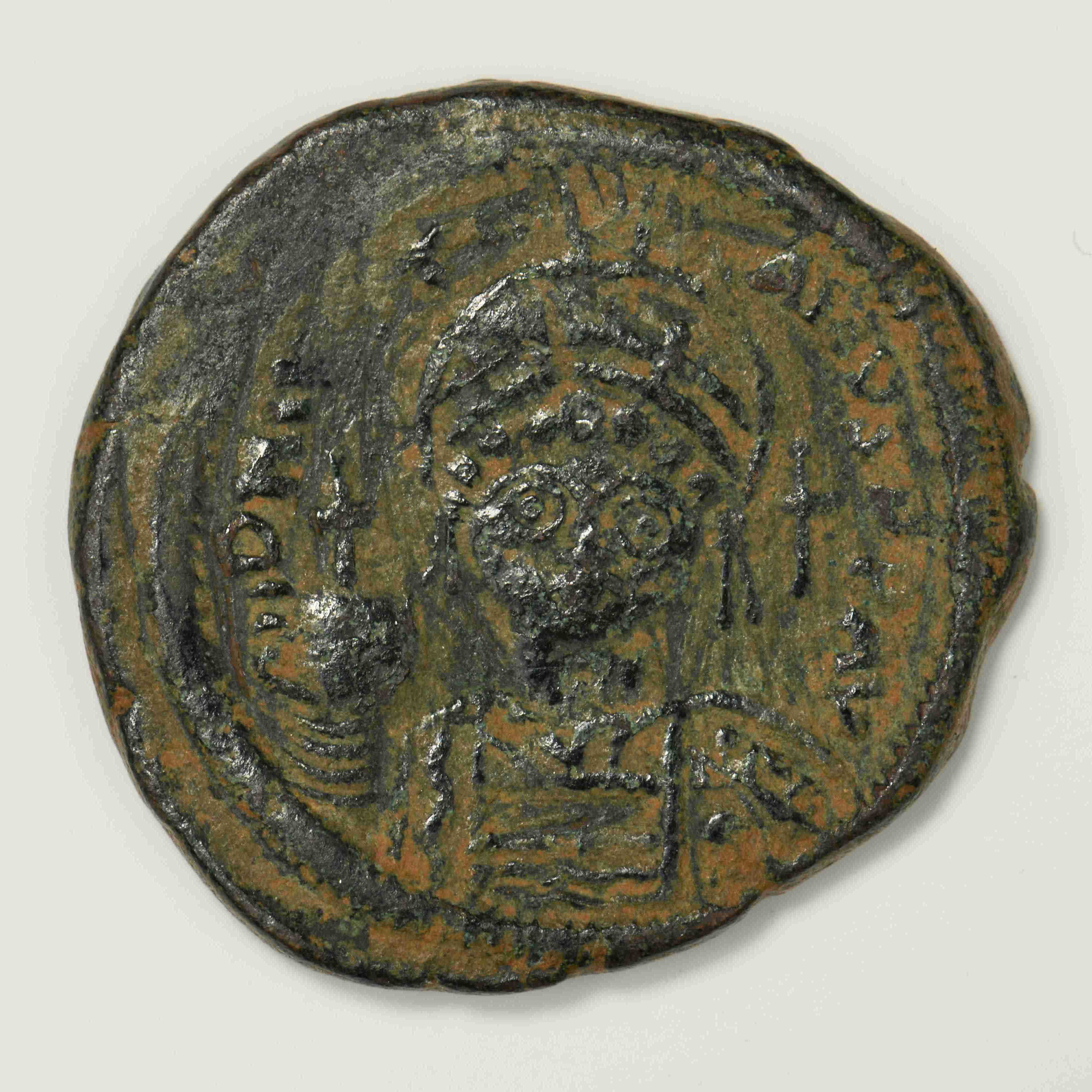 аверс Justinian I — Half Follis (Constantinople, 547–548)
