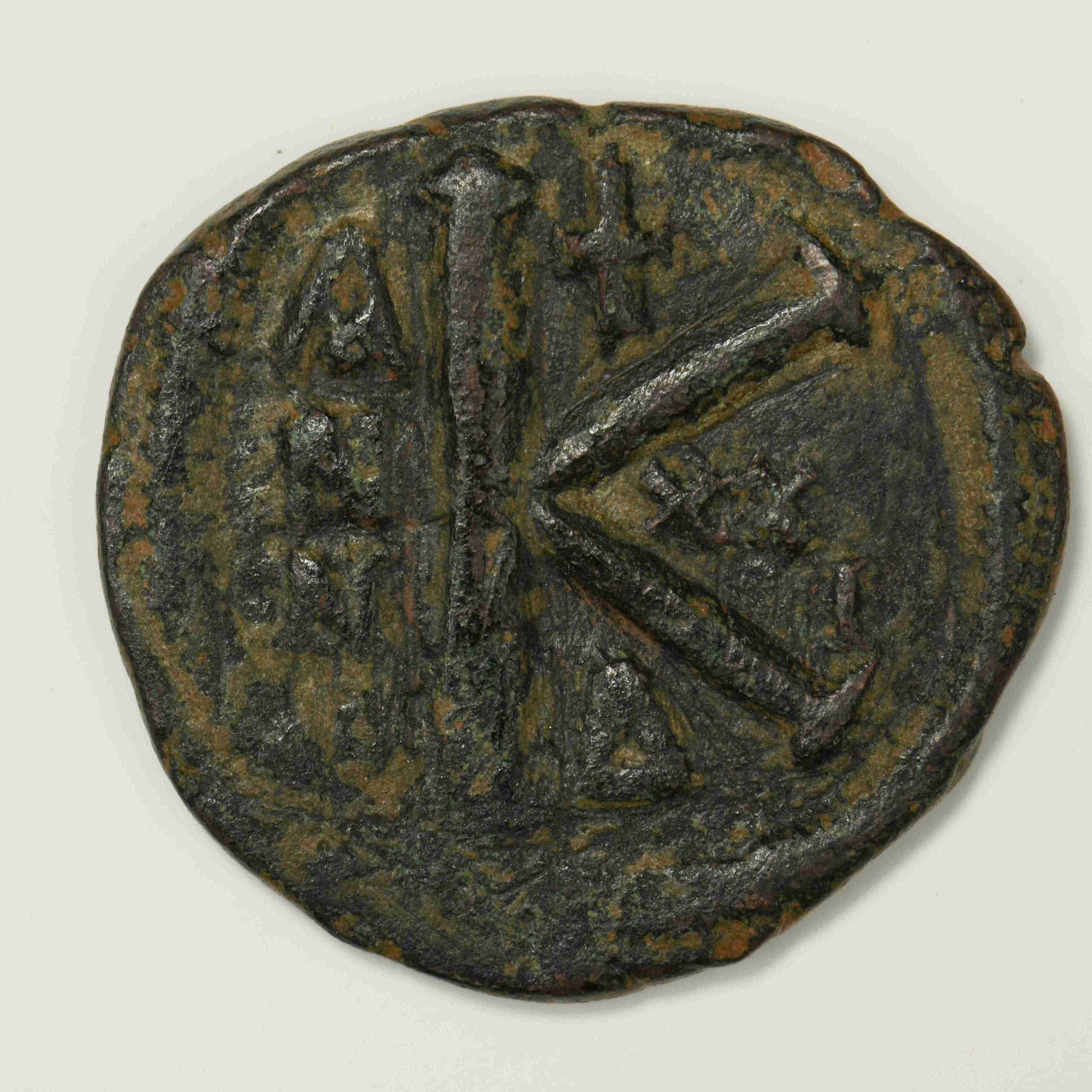 реверс Justinian I — Half Follis (Constantinople, 547–548)