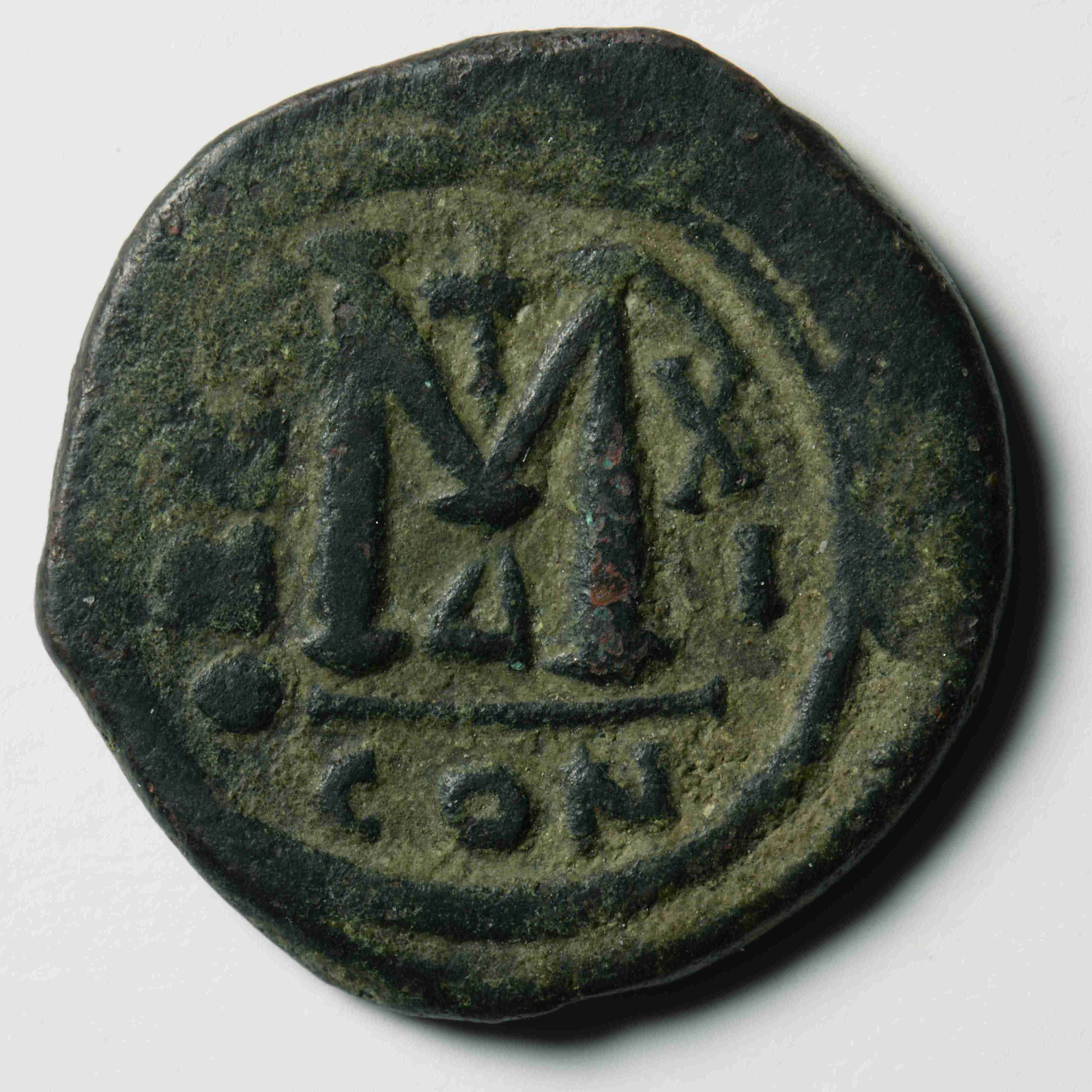 Justin II — Follis (Constantinople, 567–568), реверс, do_byzant