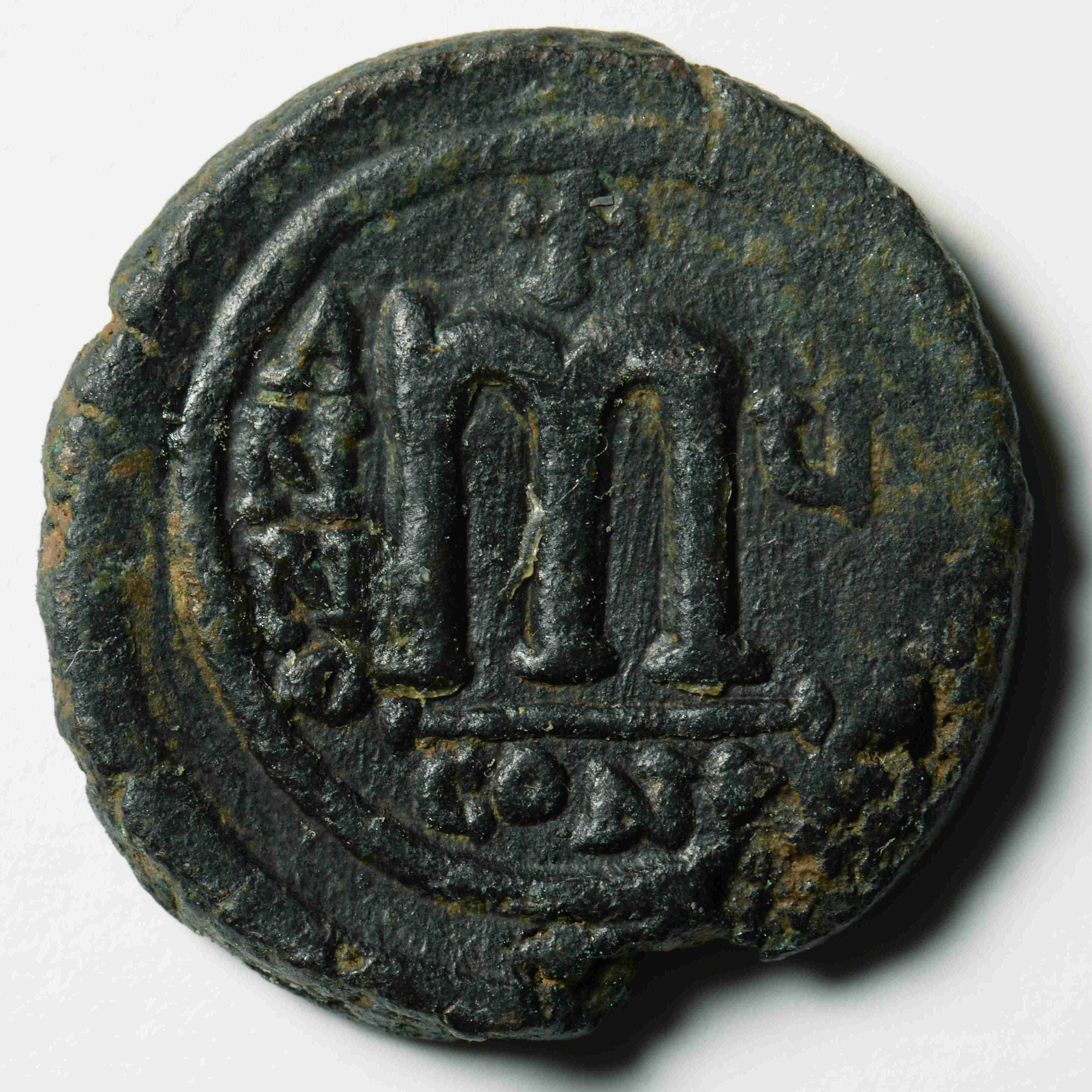 реверс Tiberios II Constantine — Follis (Military Mint, 579–580)